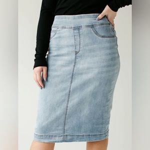 Main Street Exchange 'SARA' CLASSIC KNEE LENGTH LIGHT WASH DENIM SKIRT